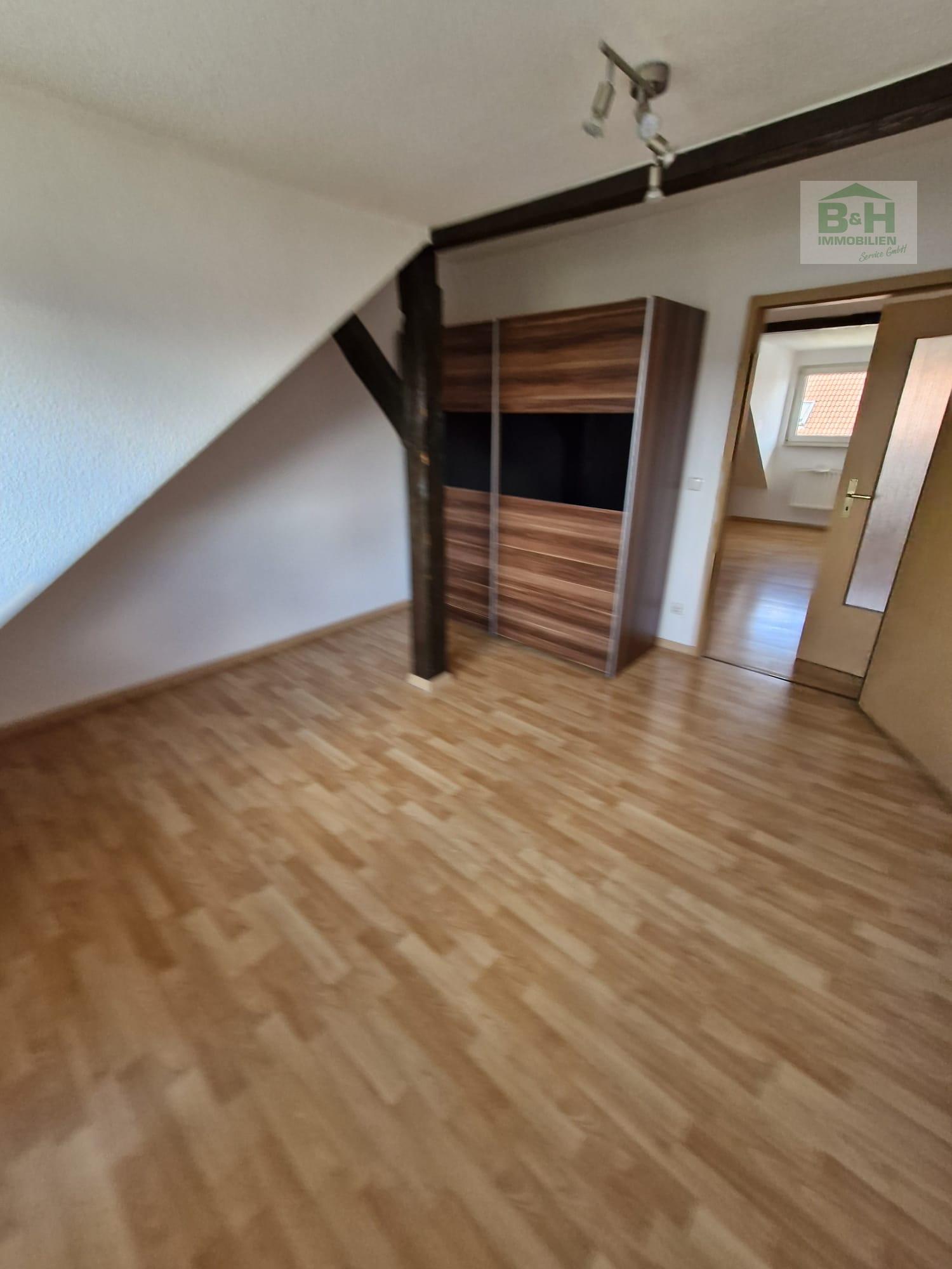 Süsse Dachwohnung 2 Zimmer ca. 45 qm mit Stellplatz im gepflegten 8 Fam.-haus in Dessau Nord — Vorschaubild 9
